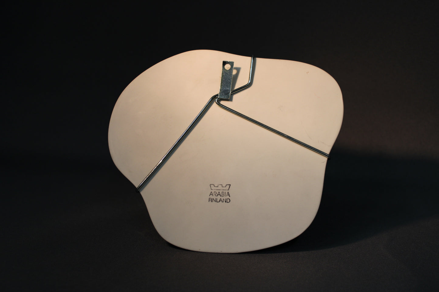 Arabia Finland seinälaatta Mustat silmät, takaleima ja ripustus