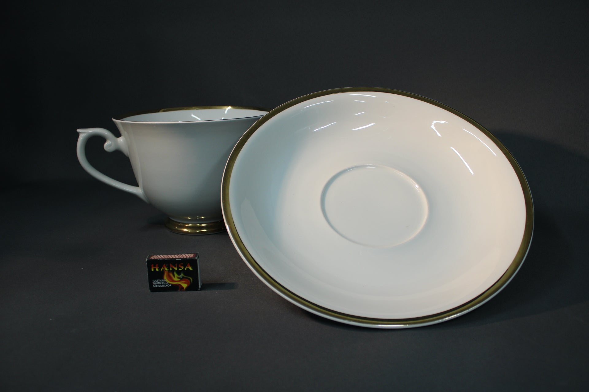 Arabia Rekvisita suuri kahvikuppi ja lautanen valkoisena