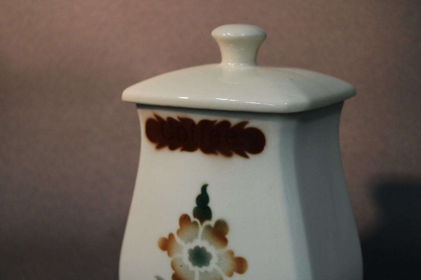 Arabia Ruskeakukka Coffee -purkin kansi ja kukkakoriste lähikuvassa