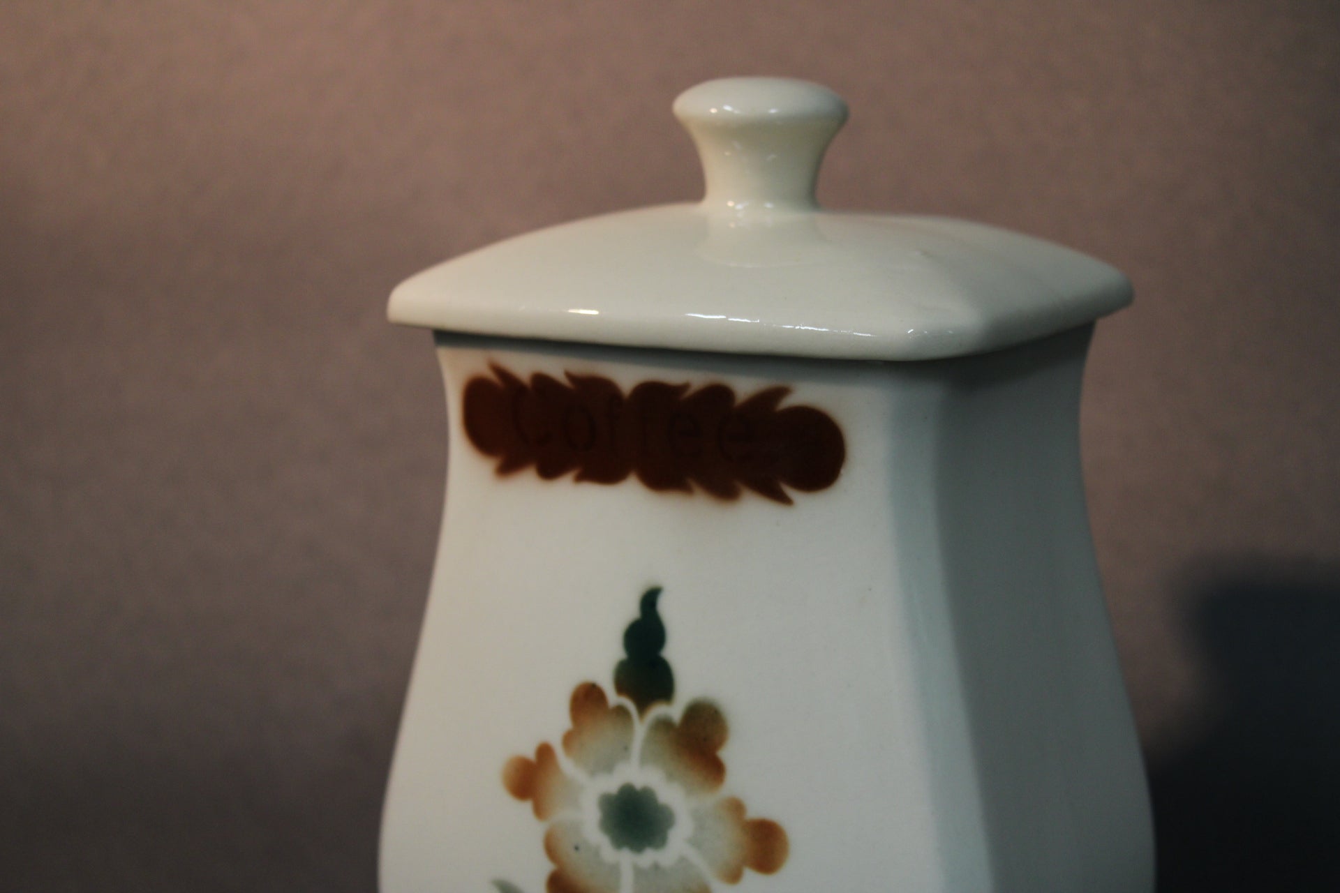 Arabia Ruskeakukka Coffee -purkin kansi ja kukkakoriste lähikuvassa