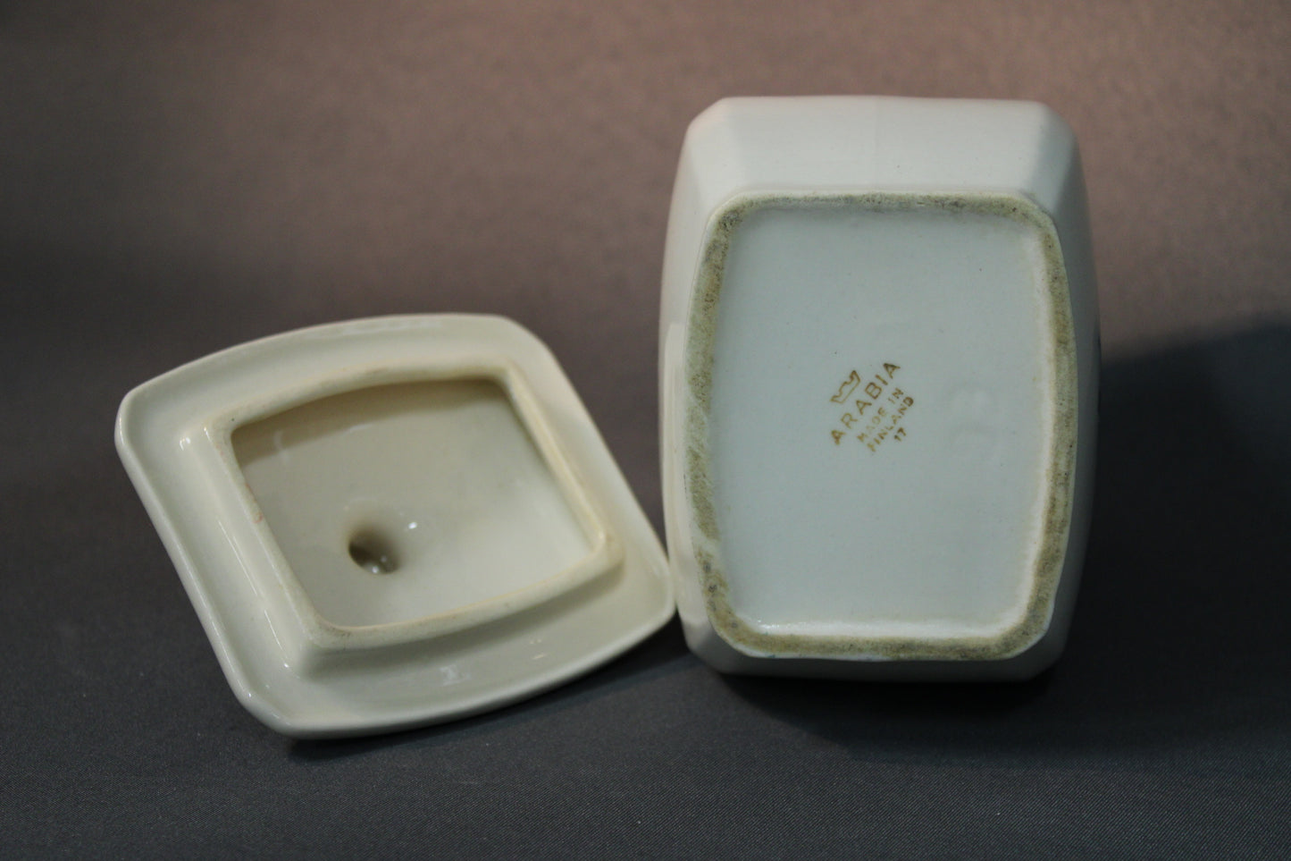 Arabia Ruskeakukka -purkin pohjaleima, Arabia Made in Finland