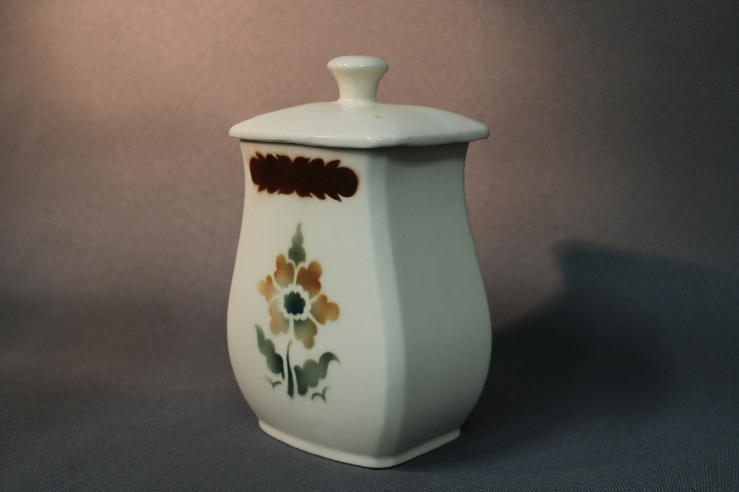 Arabia Ruskeakukka Tea -keittiöpurkki edestä, vintage-keräilyastia