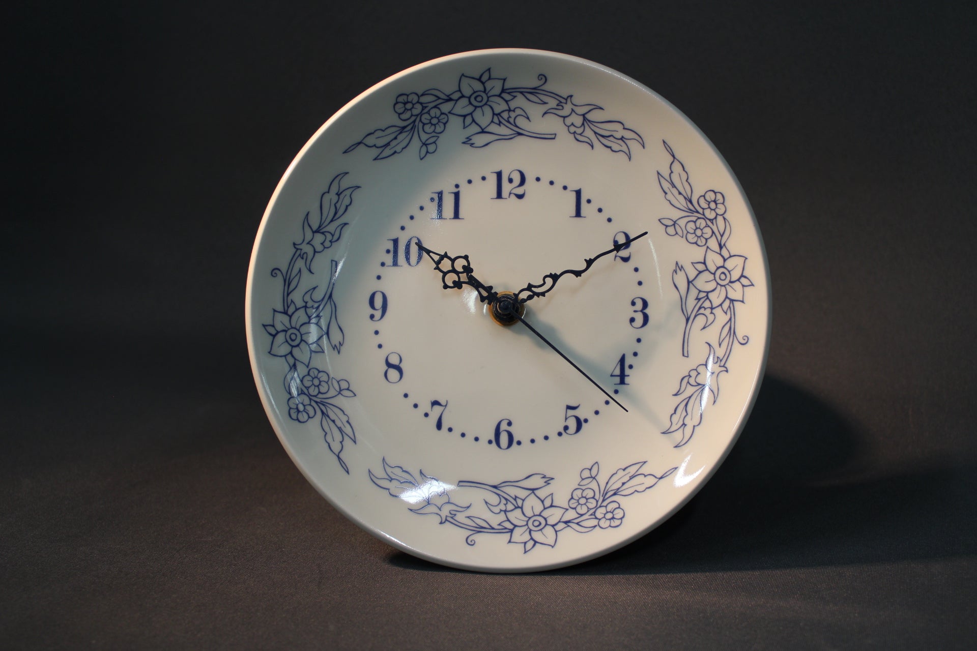 Arabia Finland sinikuvioitu seinäkello, etukuva