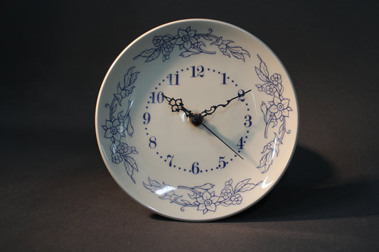 Arabia Finland sinikuvioitu seinäkello, etukuva
