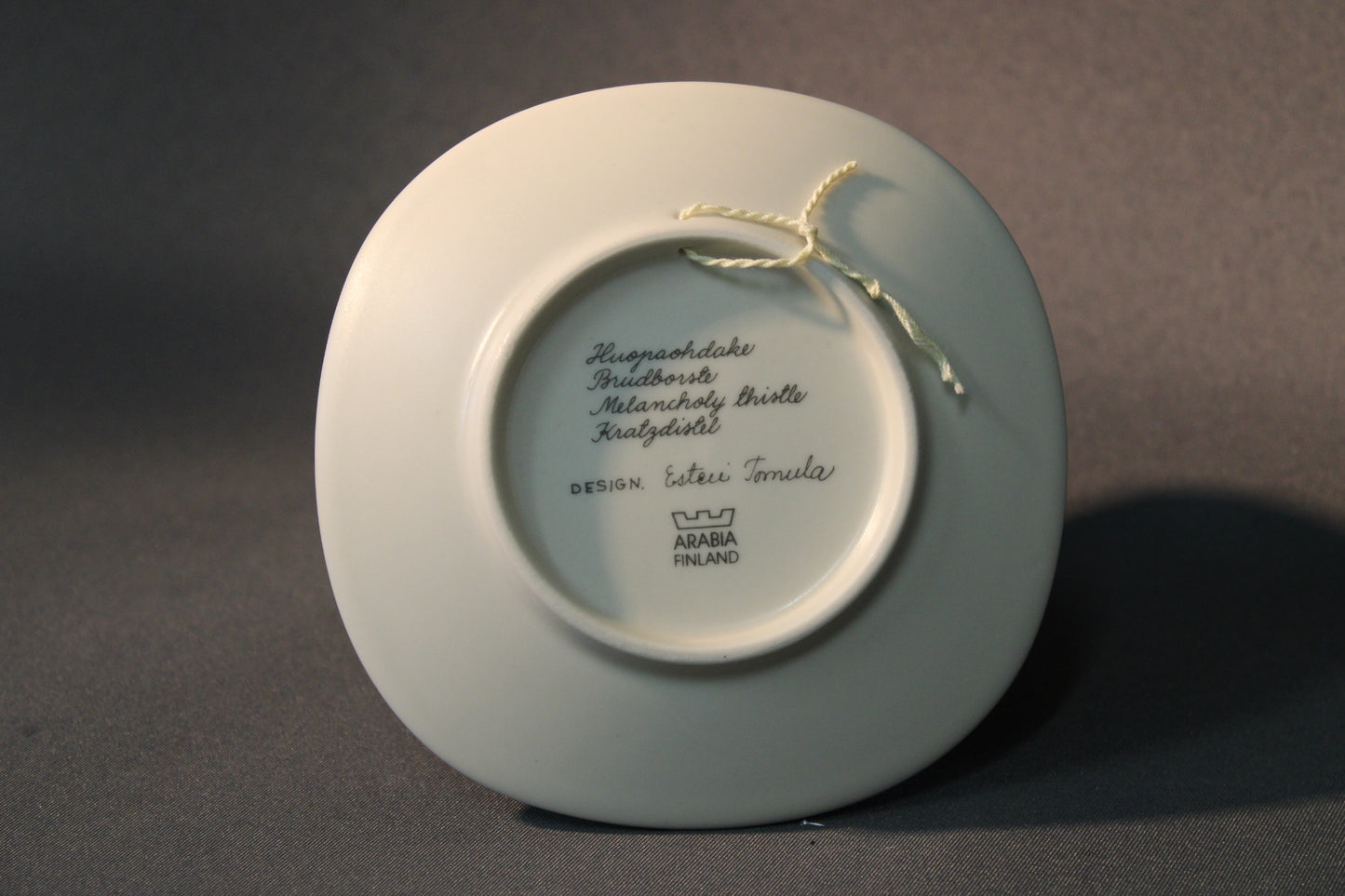 Arabia seinälautasen pohjamerkintä Huopaohdake, Esteri Tomula, Arabia Finland
