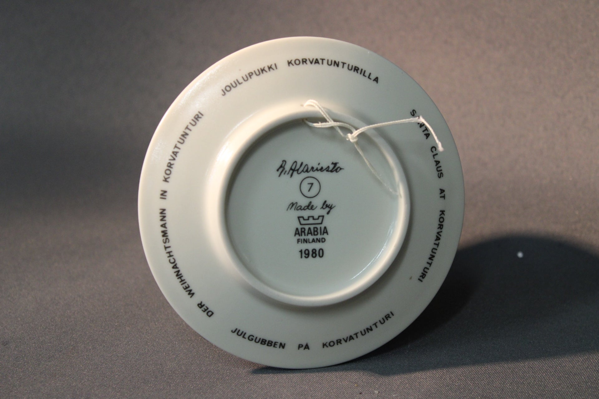 Arabia seinälautasen pohjamerkinnät, Joulupukki Korvatunturilla, Andreas Alariesto, 1980