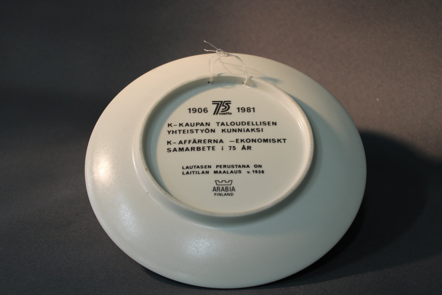 Arabia seinälautasen pohjamerkinnät K-kaupan 75 vuotta 1906–1981