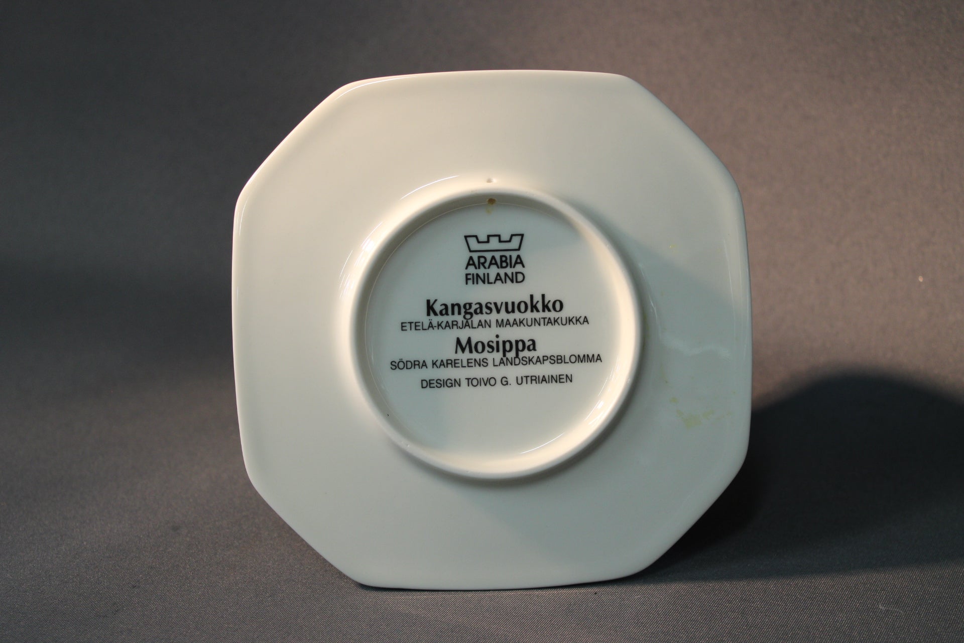 Arabia seinälautasen pohjamerkintä Kangasvuokko, Toivo G. Utriainen, Arabia Finland
