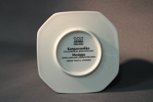 Arabia seinälautasen pohjamerkintä Kangasvuokko, Toivo G. Utriainen, Arabia Finland