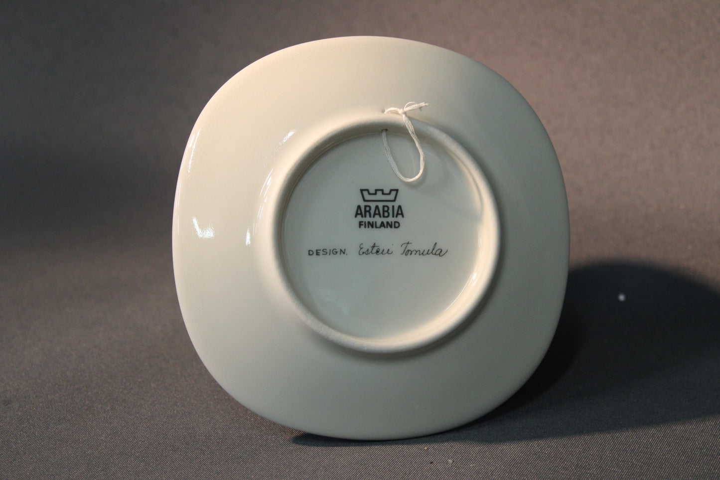 Arabia seinälautasen pohjamerkintä Mesimarja, Esteri Tomula, Arabia Finland