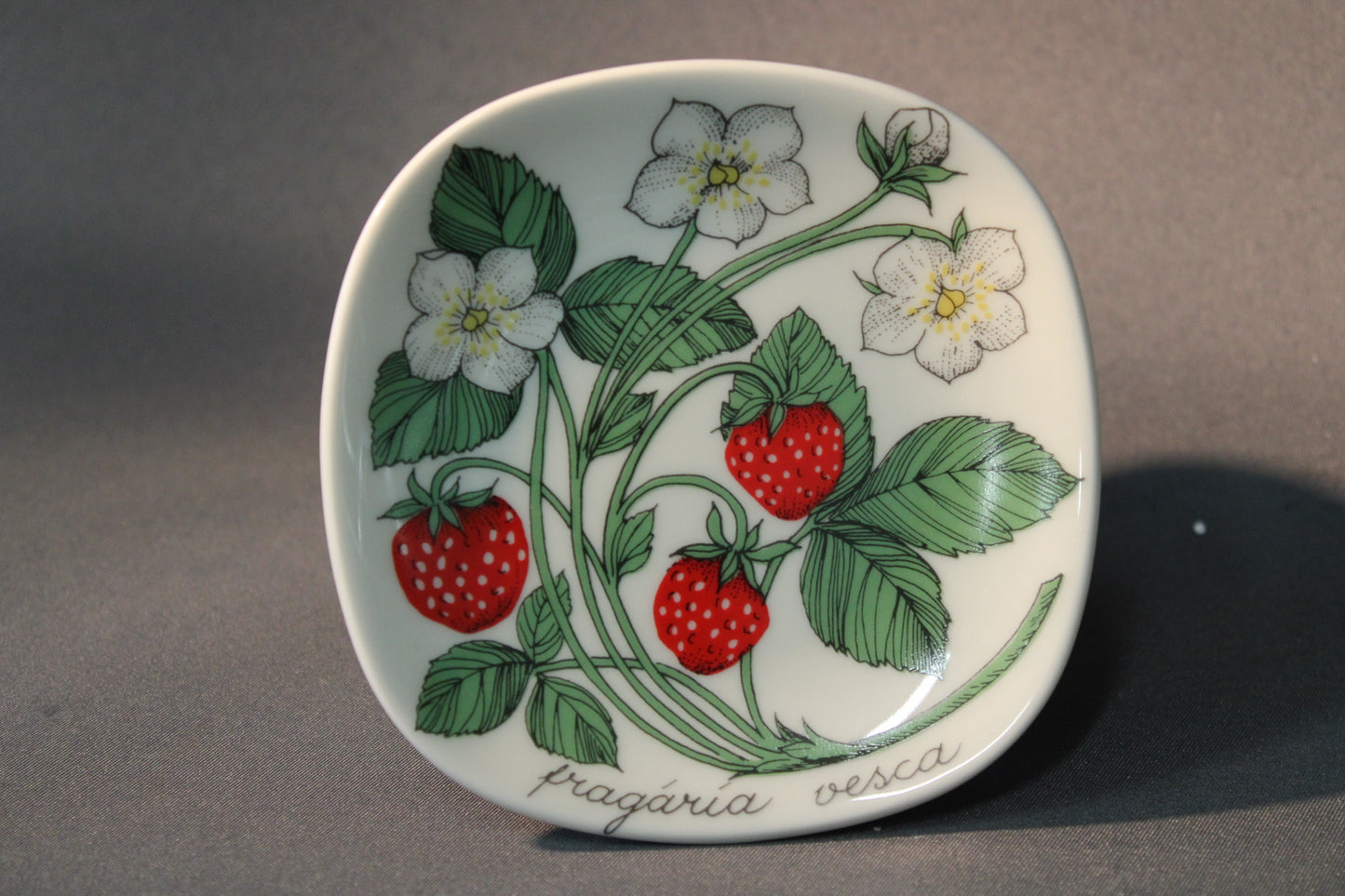 Arabia seinälautanen Metsämansikka, Esteri Tomula, etukuva