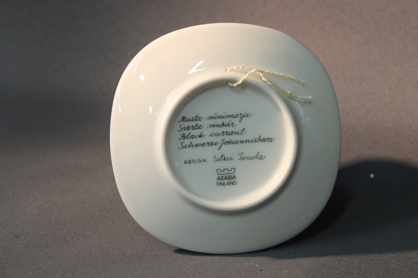 Arabia seinälautasen pohjamerkintä Musta viinimarja, Esteri Tomula, Arabia Finland