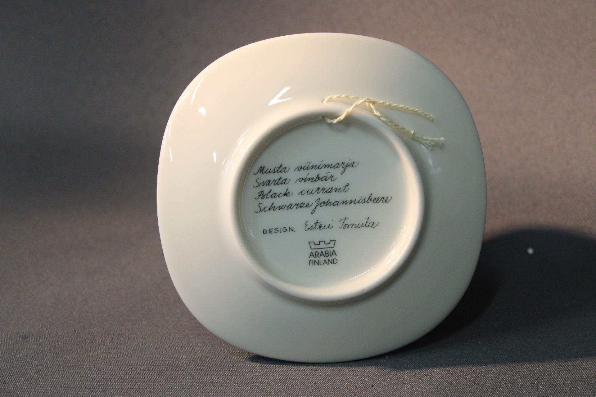 Arabia seinälautasen pohjamerkintä Musta viinimarja, Esteri Tomula, Arabia Finland