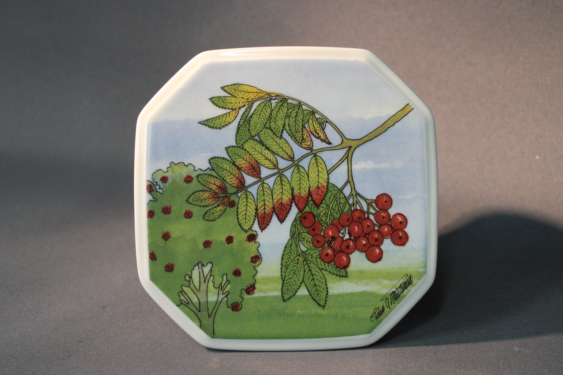 Arabia seinälautanen Pihlaja, Toivo G. Utriainen, etukuva