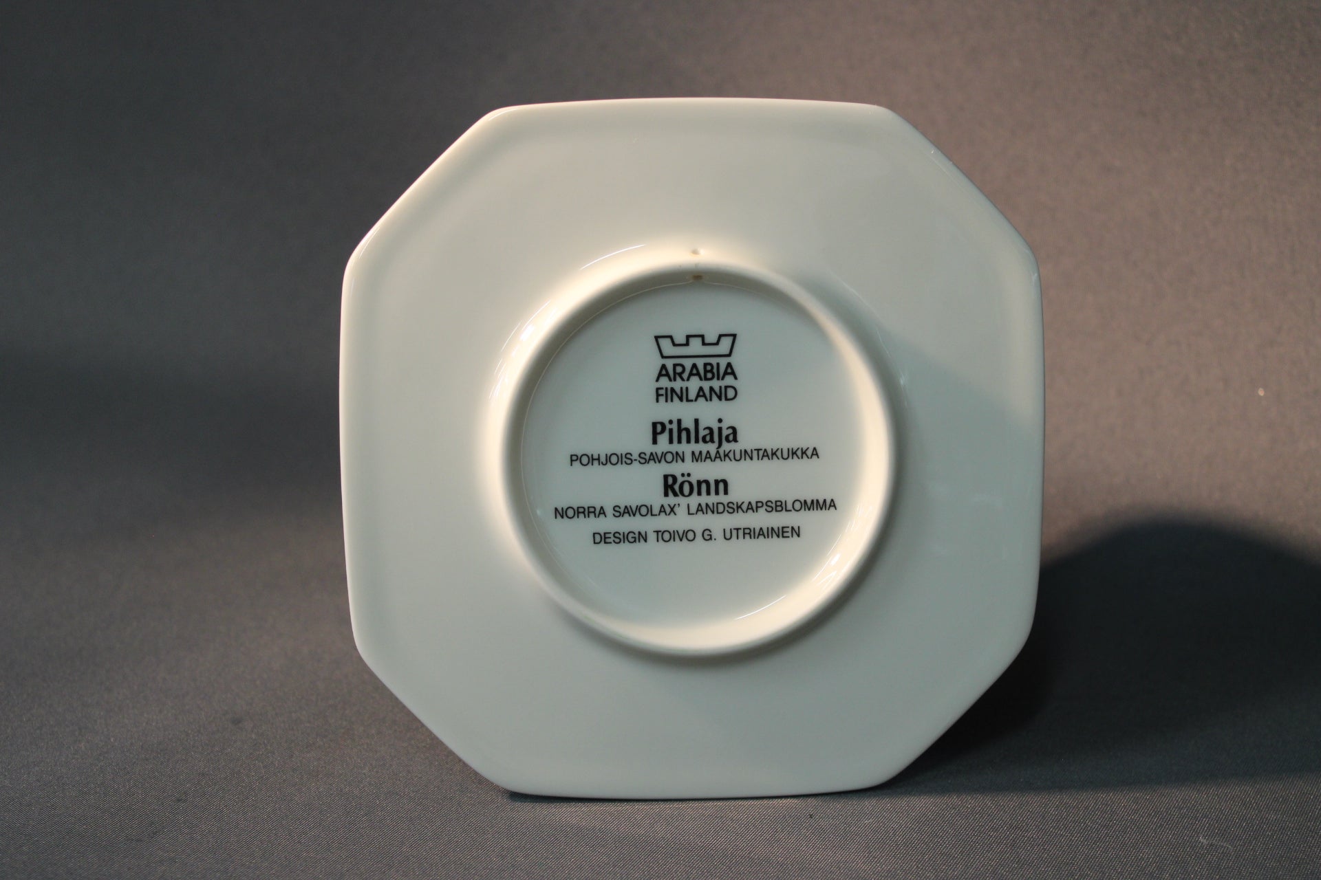 Arabia seinälautasen pohjamerkintä Pihlaja, Toivo G. Utriainen, Arabia Finland