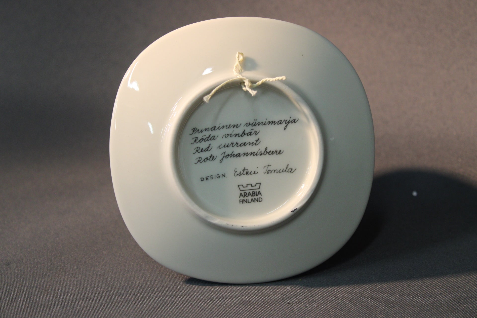 Arabia seinälautasen pohjamerkintä Punainen viinimarja, Esteri Tomula, Arabia Finland