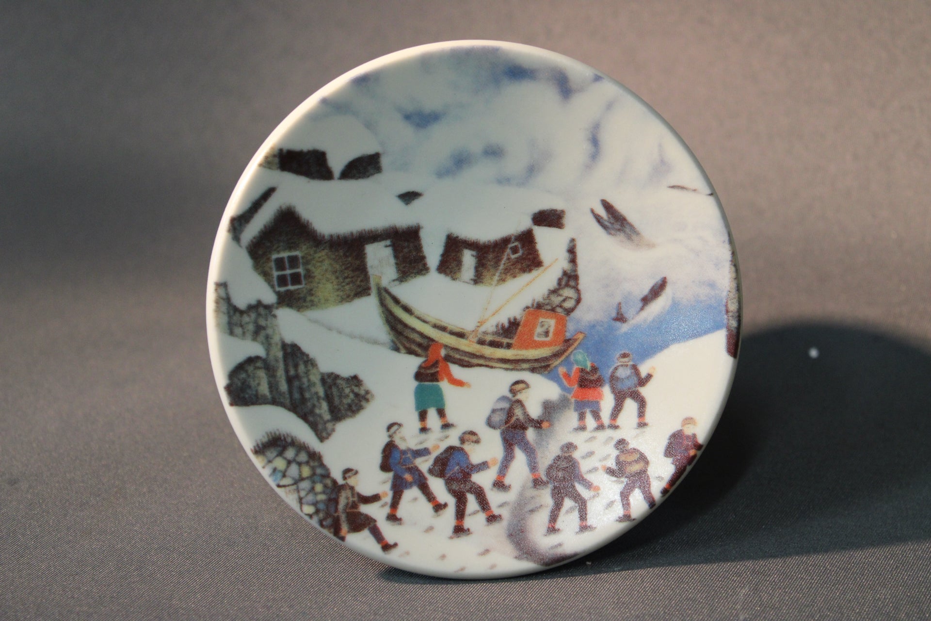 Arabia seinälautanen Suomalaiset valaita katsomassa, Andreas Alariesto 1980, etukuva