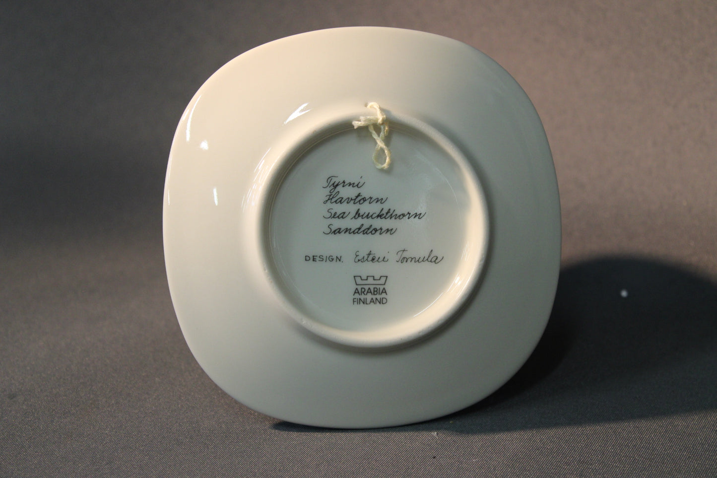 Arabia seinälautasen pohjamerkintä Tyrni, Esteri Tomula, Arabia Finland