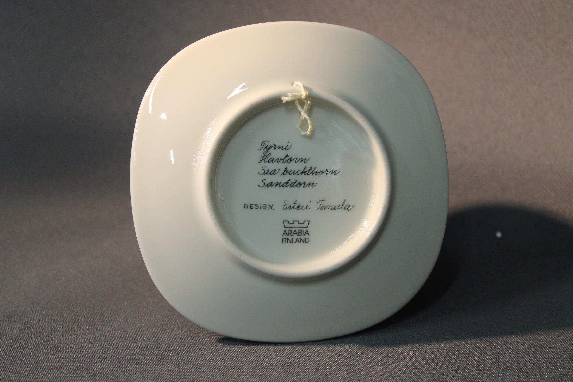 Arabia seinälautasen pohjamerkintä Tyrni, Esteri Tomula, Arabia Finland