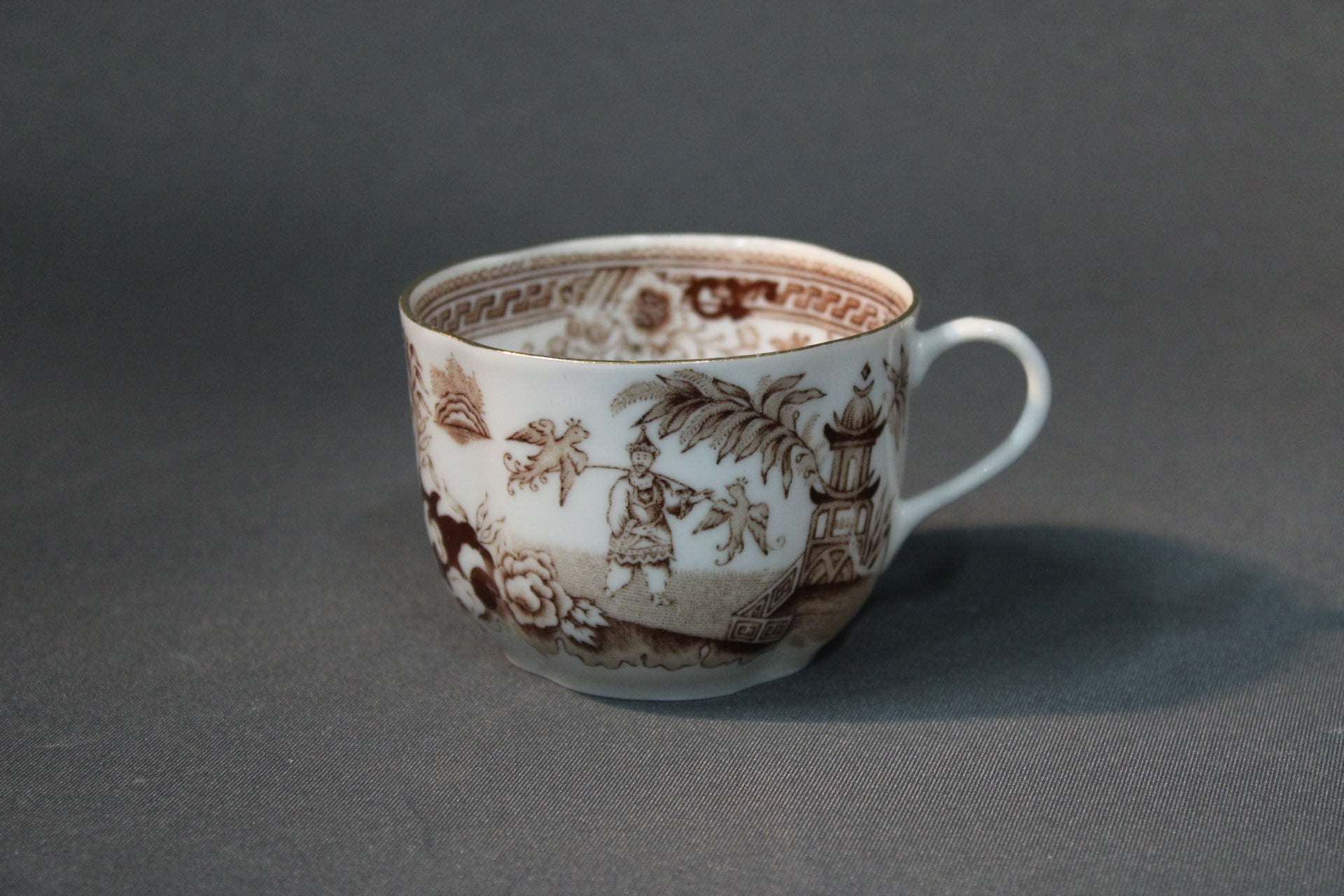 Arabia Singapore -sarjan kahvikuppi ruskealla kuviolla, oikea sivu