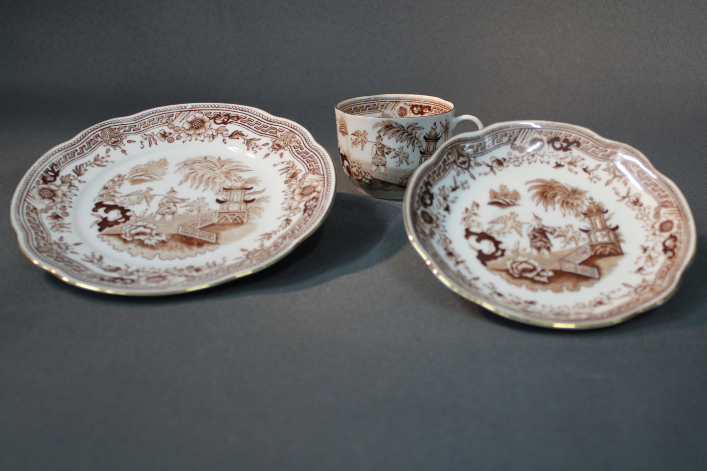 Arabia Singapore -kahvikuppisetti koottuna: kuppi, tassi ja lautanen.