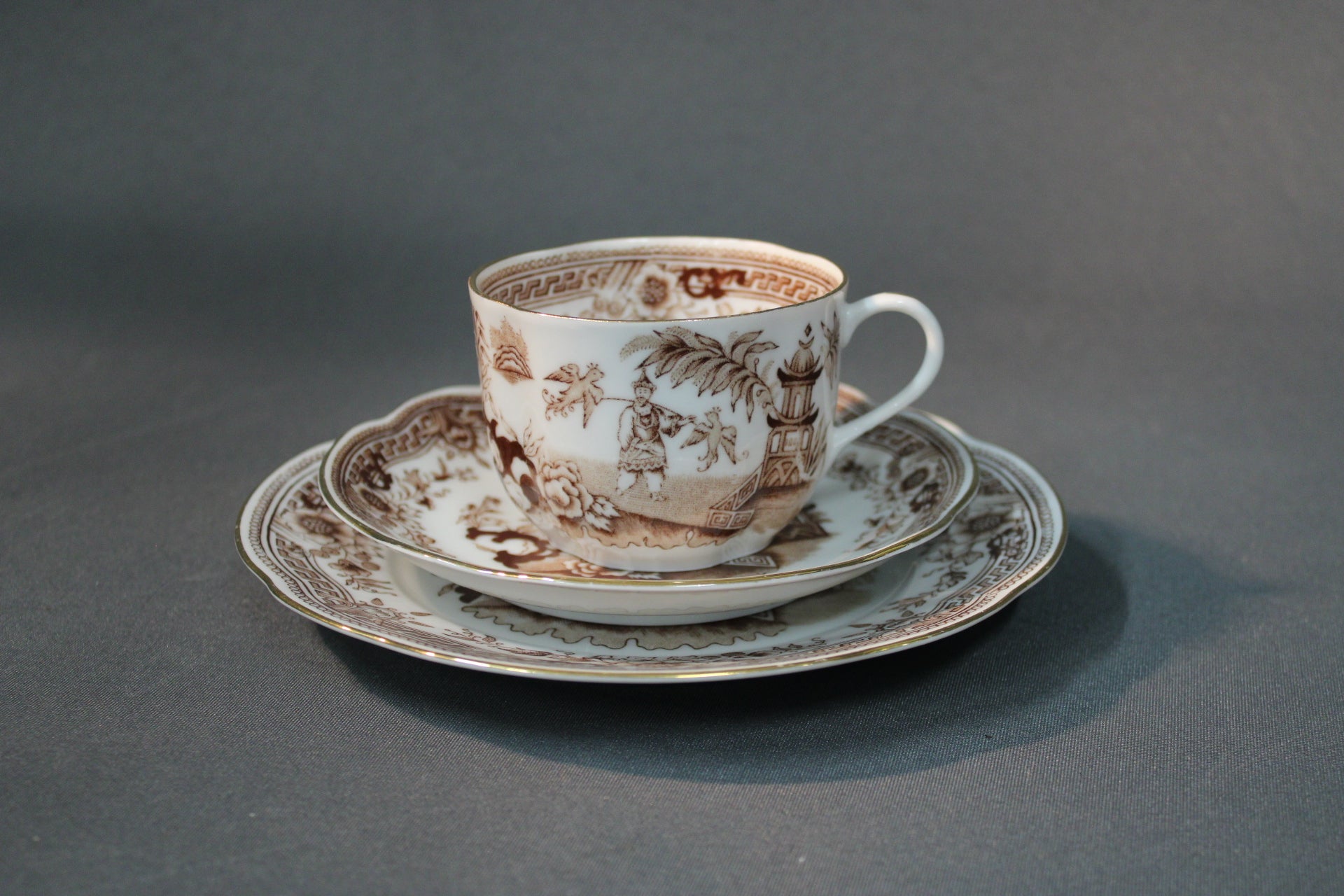 Arabia Singapore -sarjan kahvikuppi, tassi ja lautanen, ruskea koristekuvio.