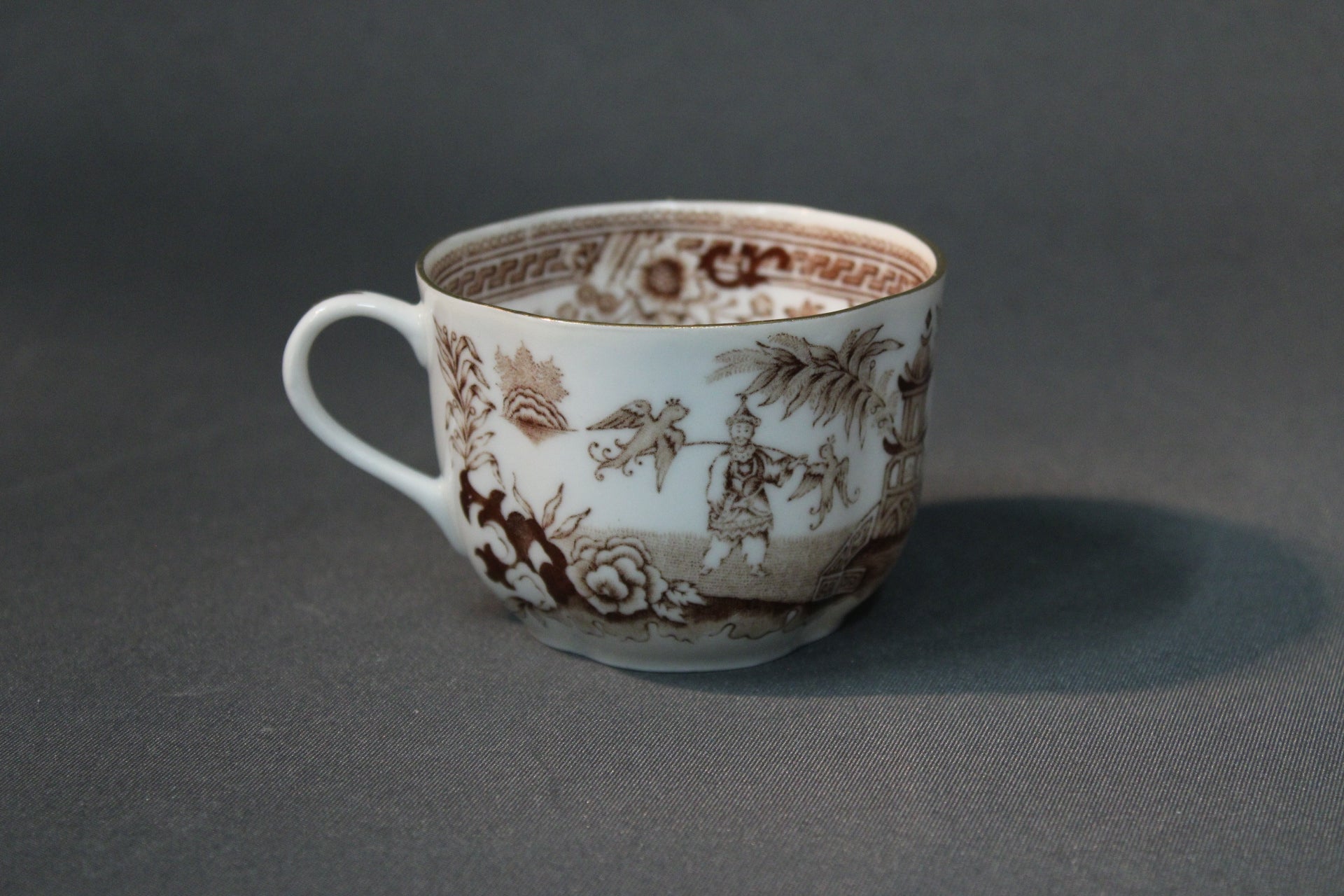 Arabia Singapore -sarjan kahvikuppi ruskealla kuviolla, vasen sivu