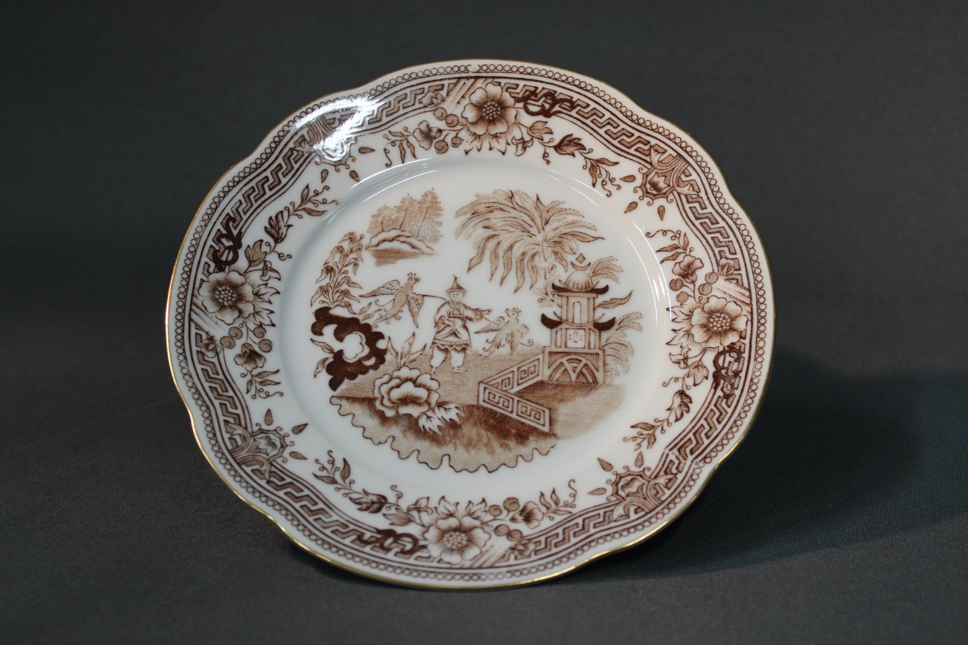 Arabia Singapore -sarjan iso lautanen, ruskeasävyinen orientaalinen koristekuvio.