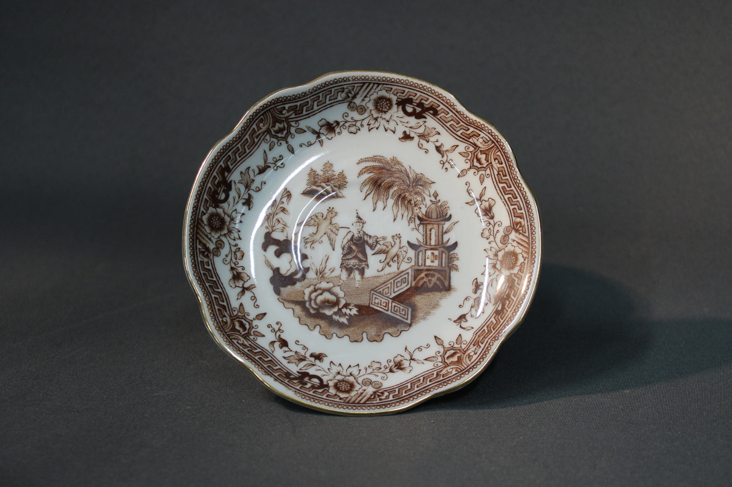 Arabia Singapore -sarjan pieni lautanen ruskealla siirtokuvakoristeella