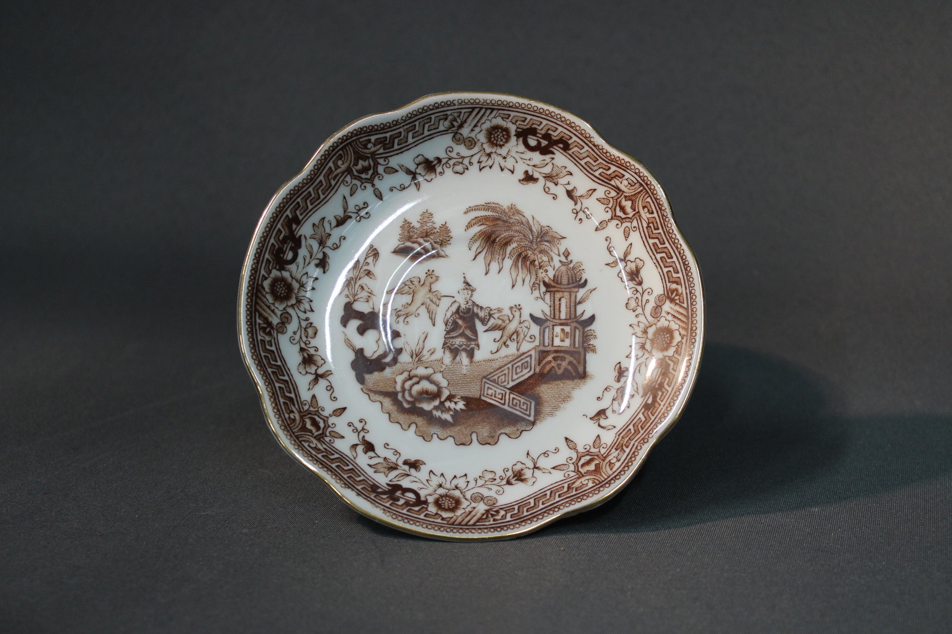 Arabia Singapore -sarjan pieni lautanen ruskealla siirtokuvakoristeella