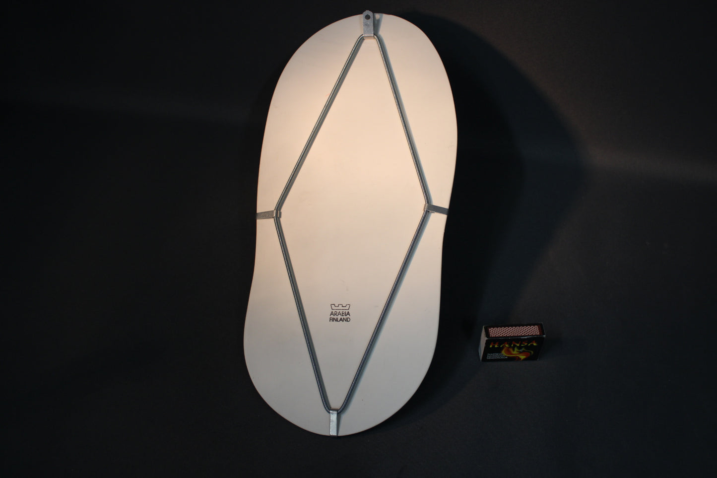 Arabia Finland seinälaatta Talvi tulee, takaleima ja ripustus