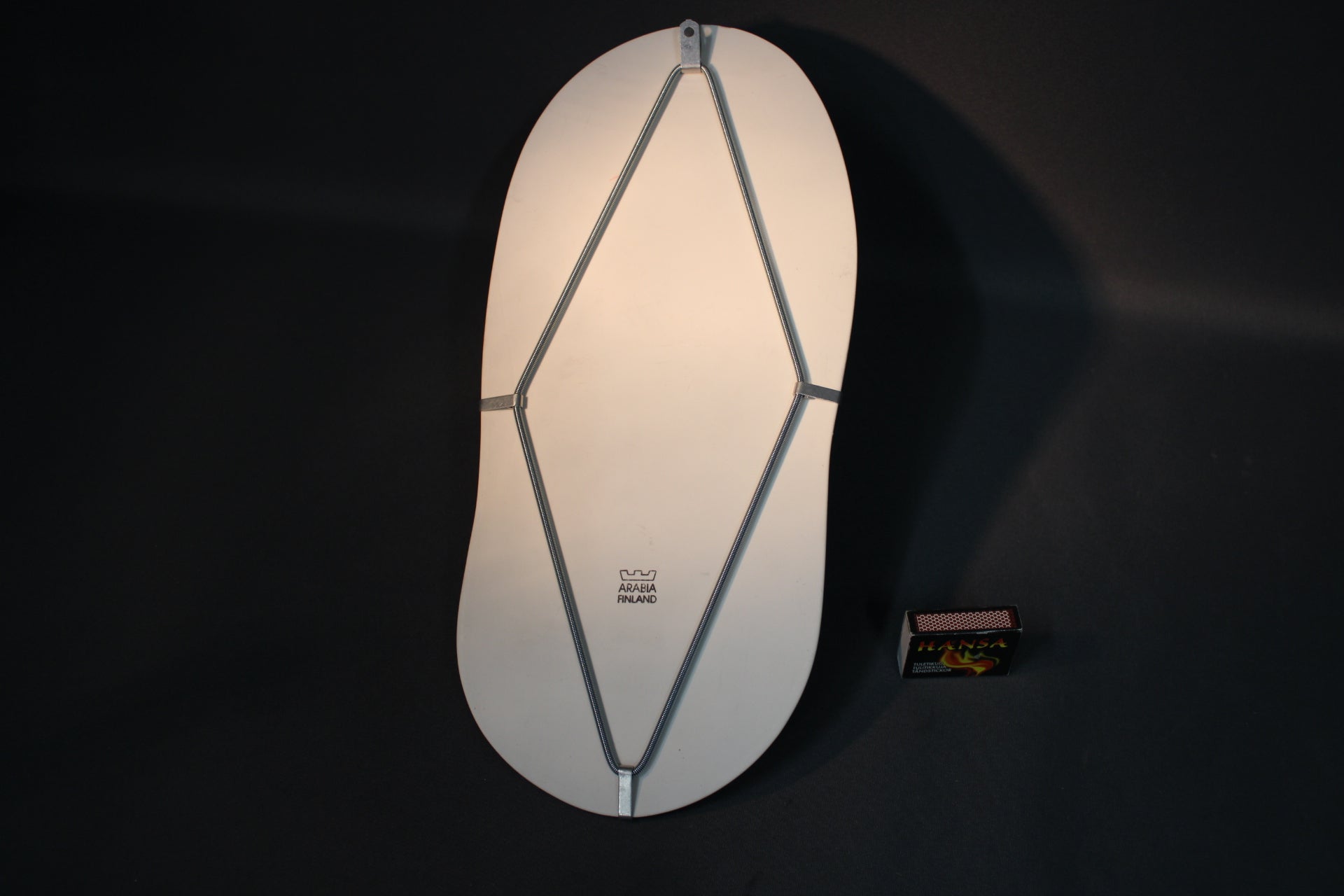 Arabia Finland seinälaatta Talvi tulee, takaleima ja ripustus