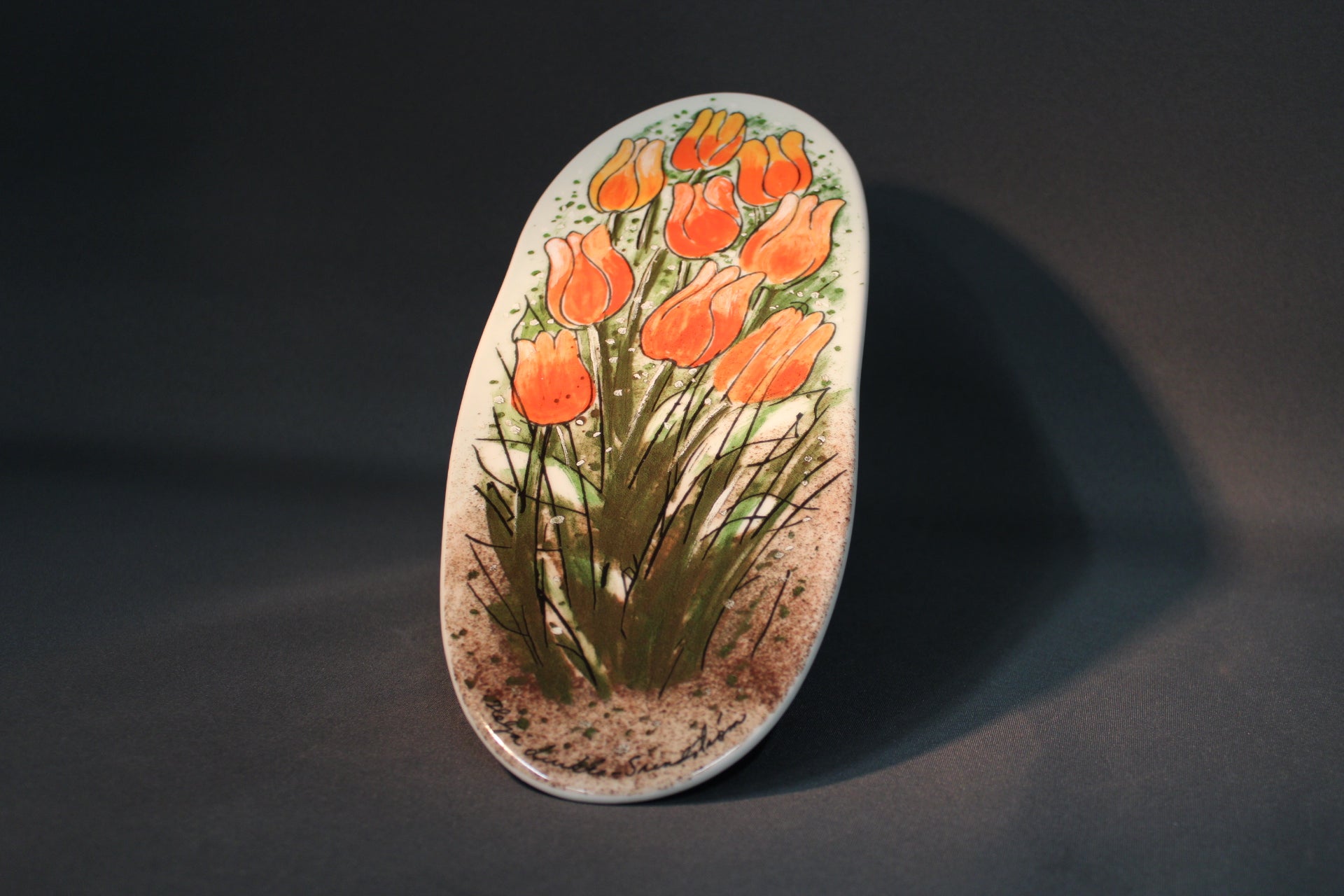 Arabia seinälaatta Tulppaaneja tulvillaan, Heljä Liukko-Sundström