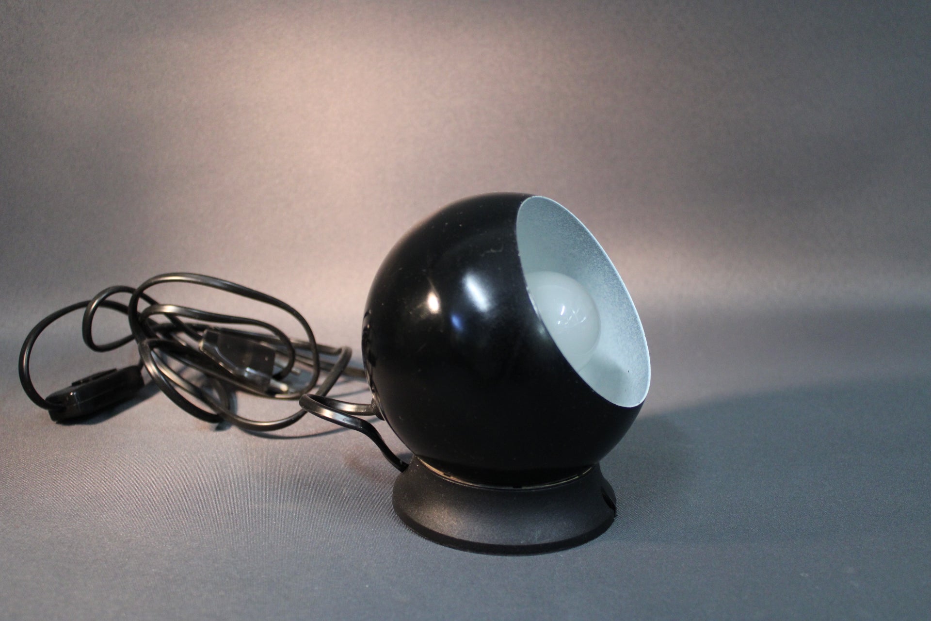 Artilux AB pallovalaisin, musta metallinen pöytävalaisin, 1970-luku