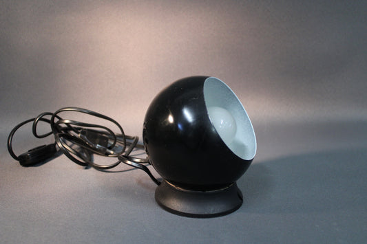 Artilux AB pallovalaisin, musta metallinen pöytävalaisin, 1970-luku