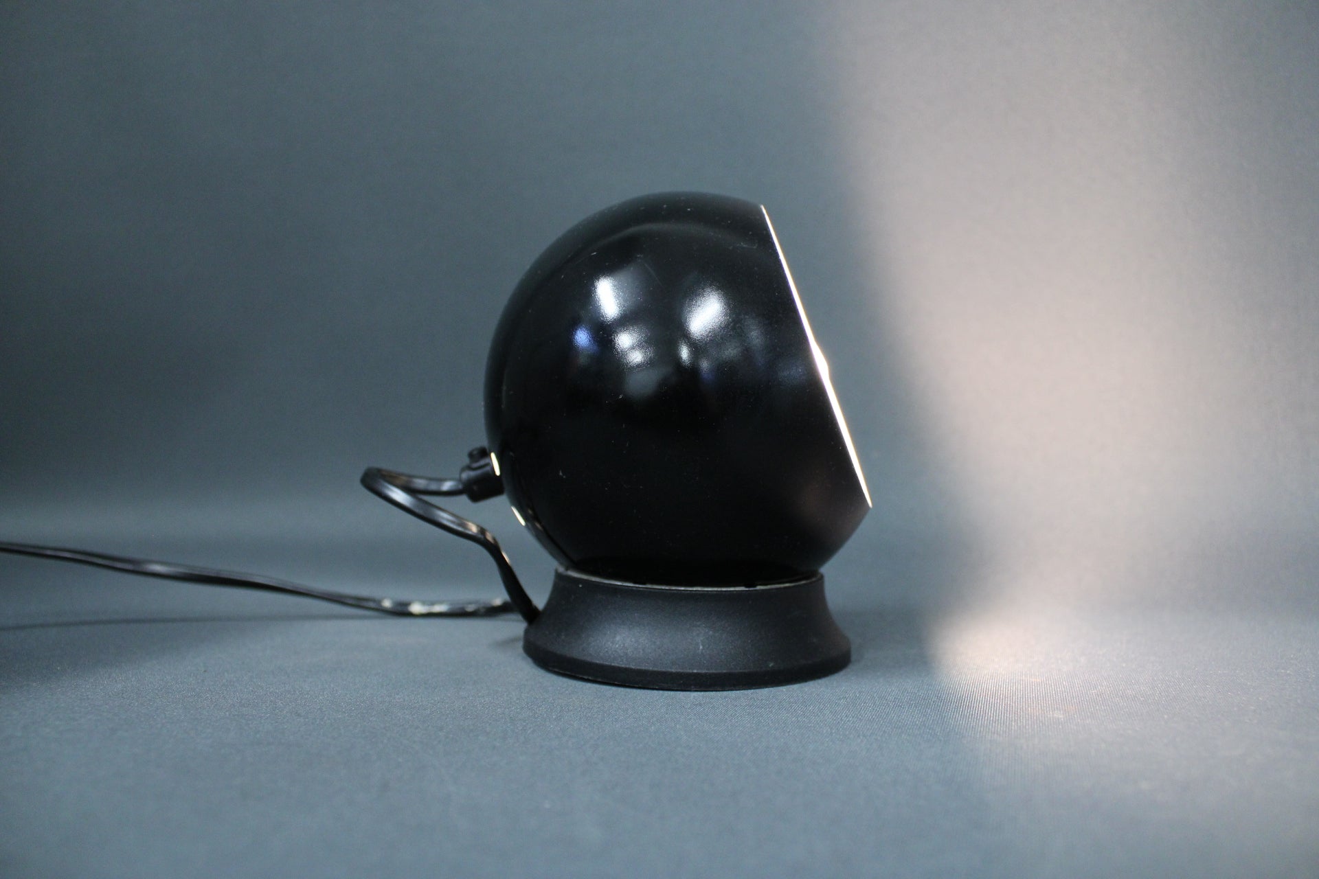 Artilux AB musta pallovalaisin sivulta kuvattuna, skandinaavinen design