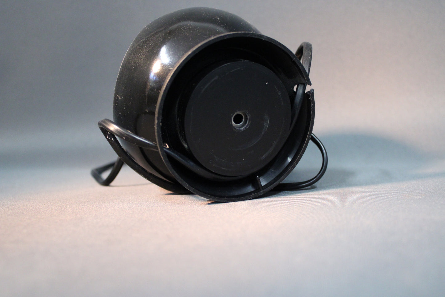 Artilux AB musta pallovalaisin valaistuna, 1970-luvun design