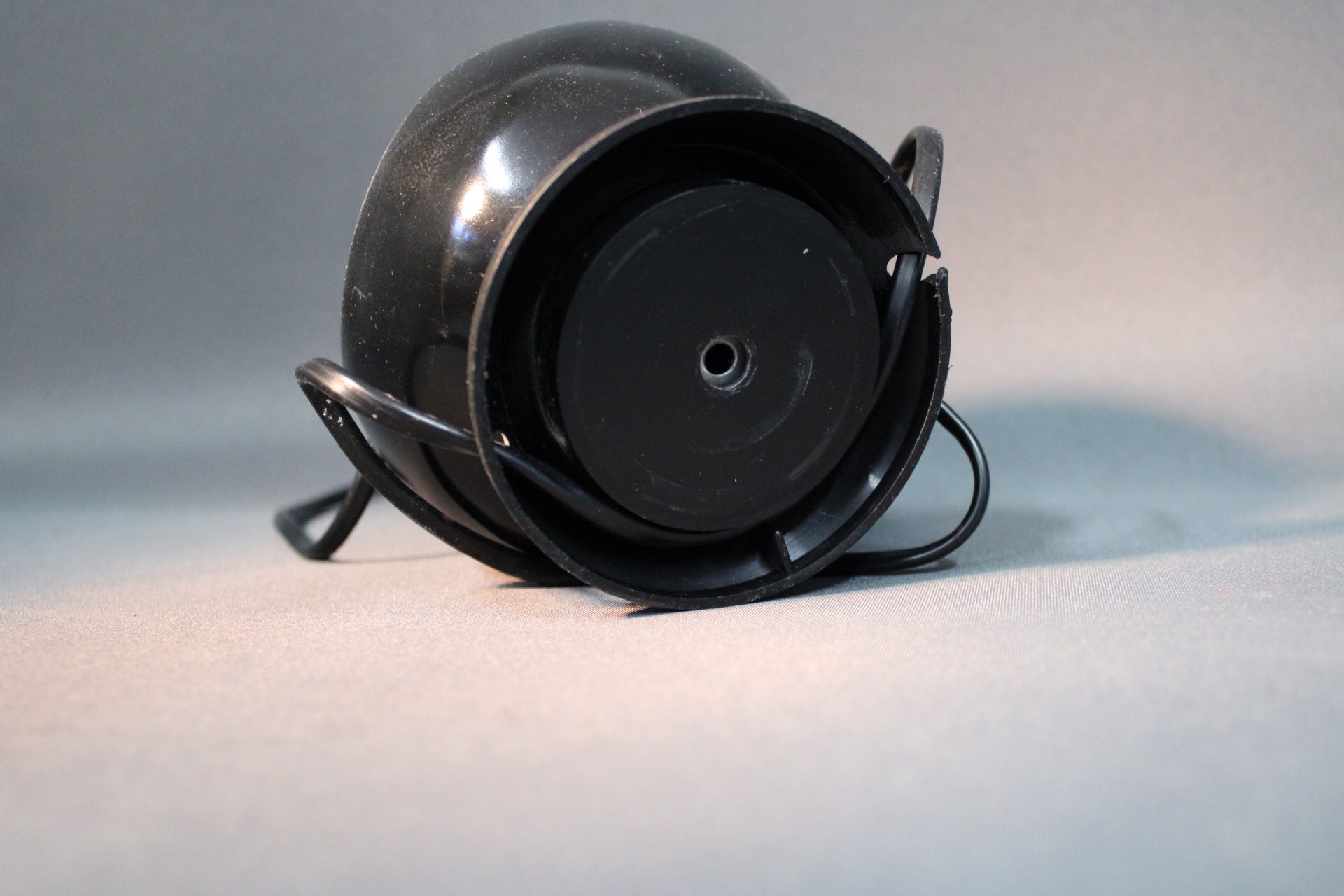 Artilux AB musta pallovalaisin valaistuna, 1970-luvun design