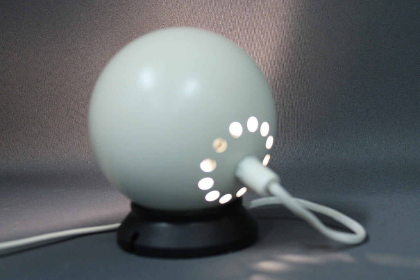 Artilux pallovalaisin mustalla jalustalla, vintage kohdevalaisin