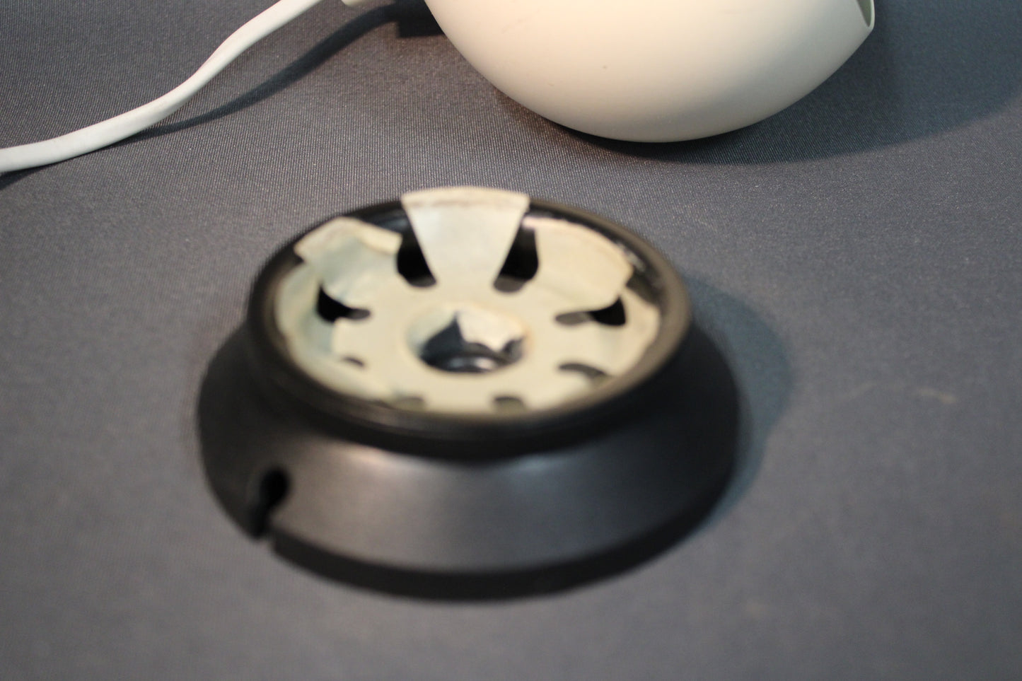 Artilux pallovalaisimen yksityiskohta, metallinen runko,jalka