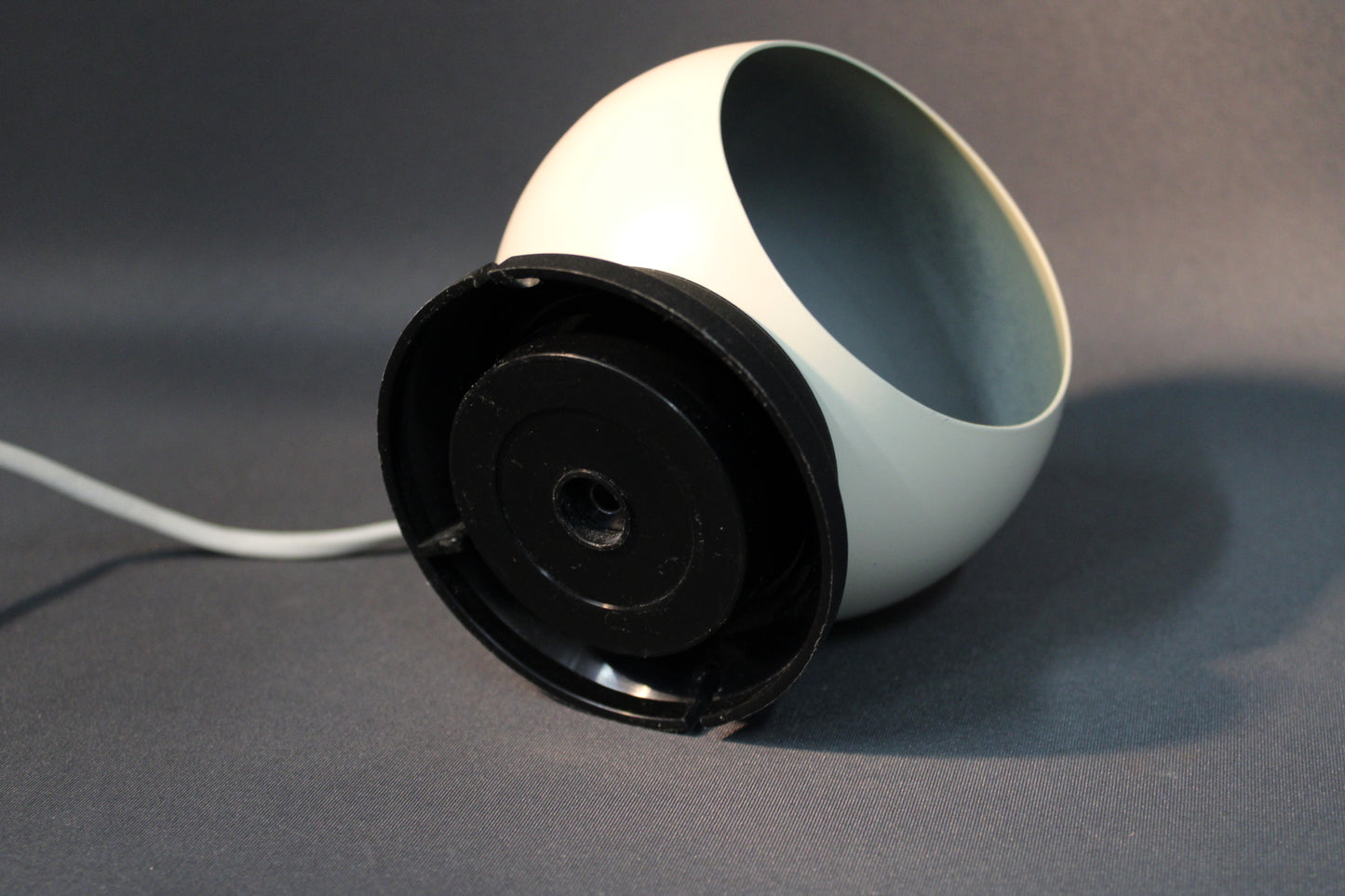 Artilux pallovalaisin mustalla jalustalla, vintage kohdevalaisin,kyljellään