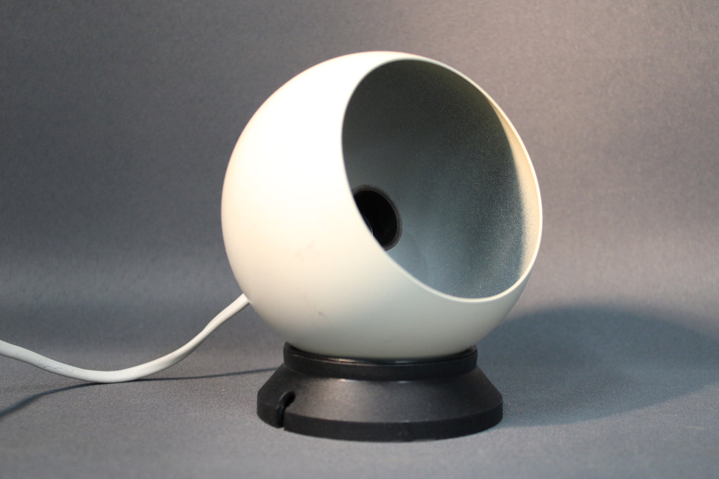 Artilux pallovalaisimen yksityiskohta, metallinen runko