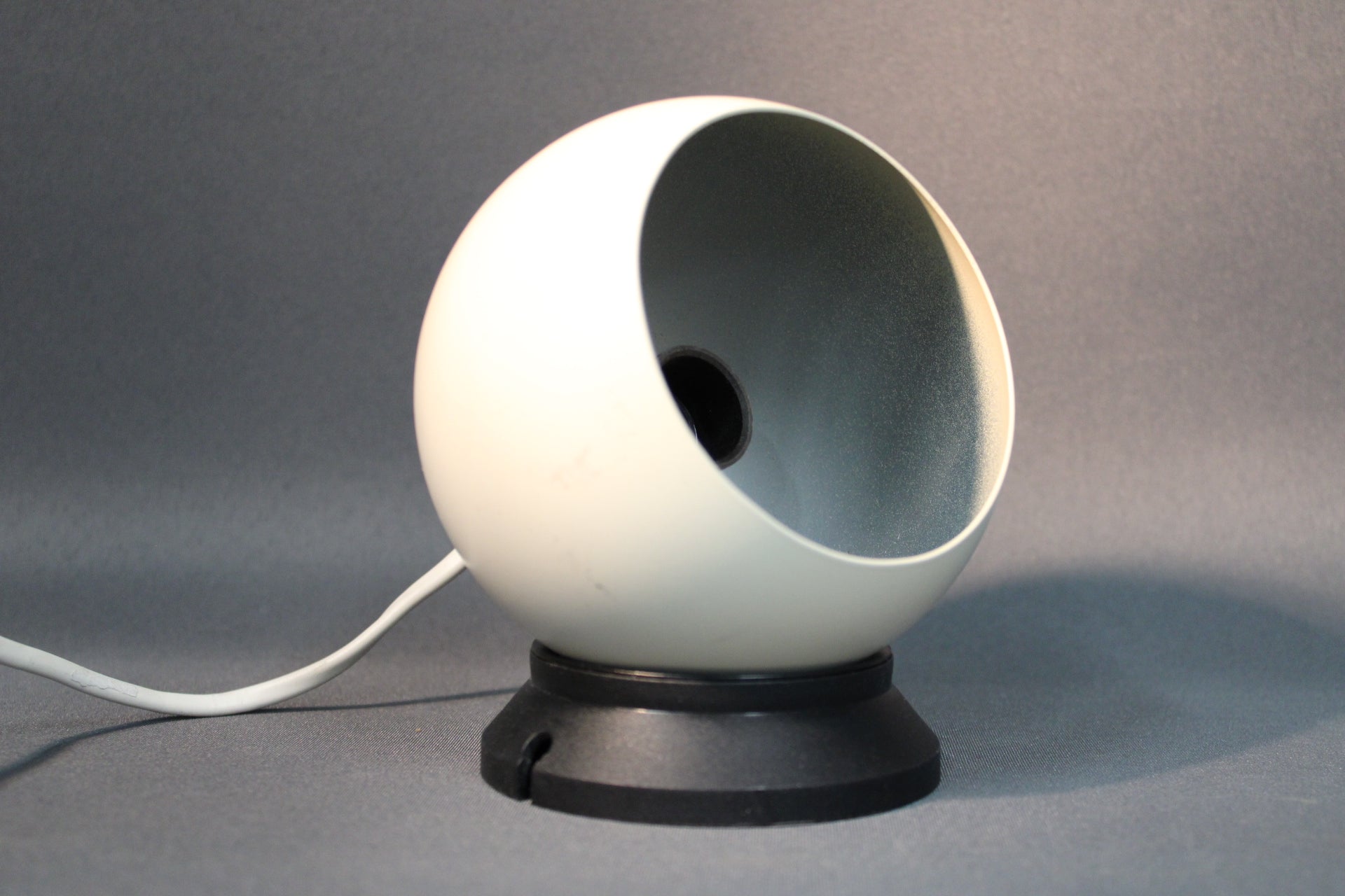 Artilux pallovalaisimen yksityiskohta, metallinen runko