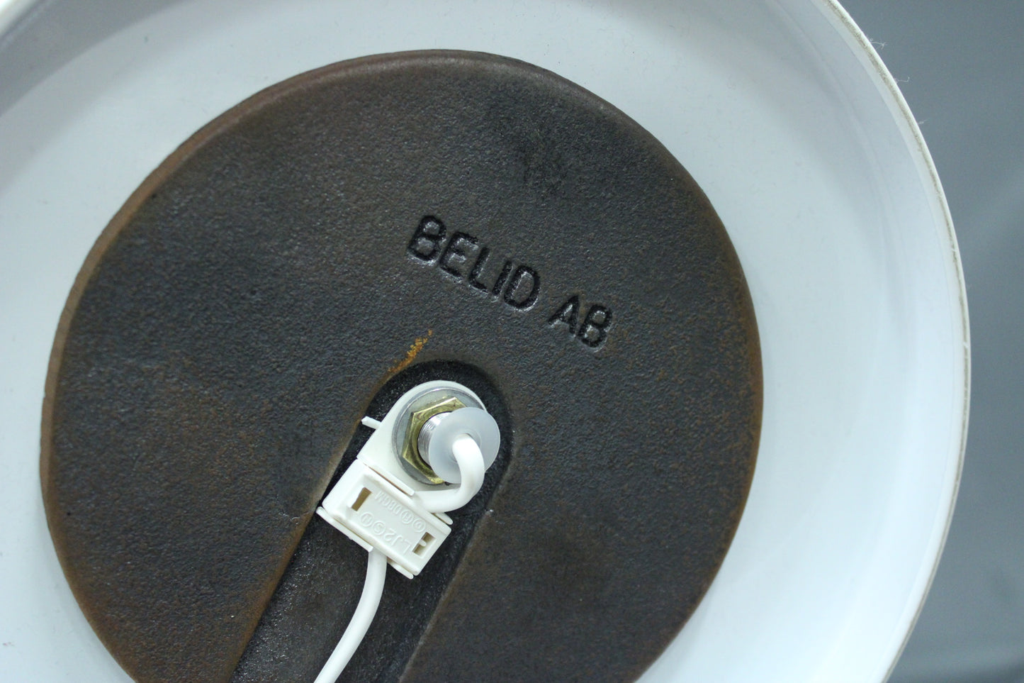 Belid AB lattiavalaisimen pohja ja valmistajan merkintä