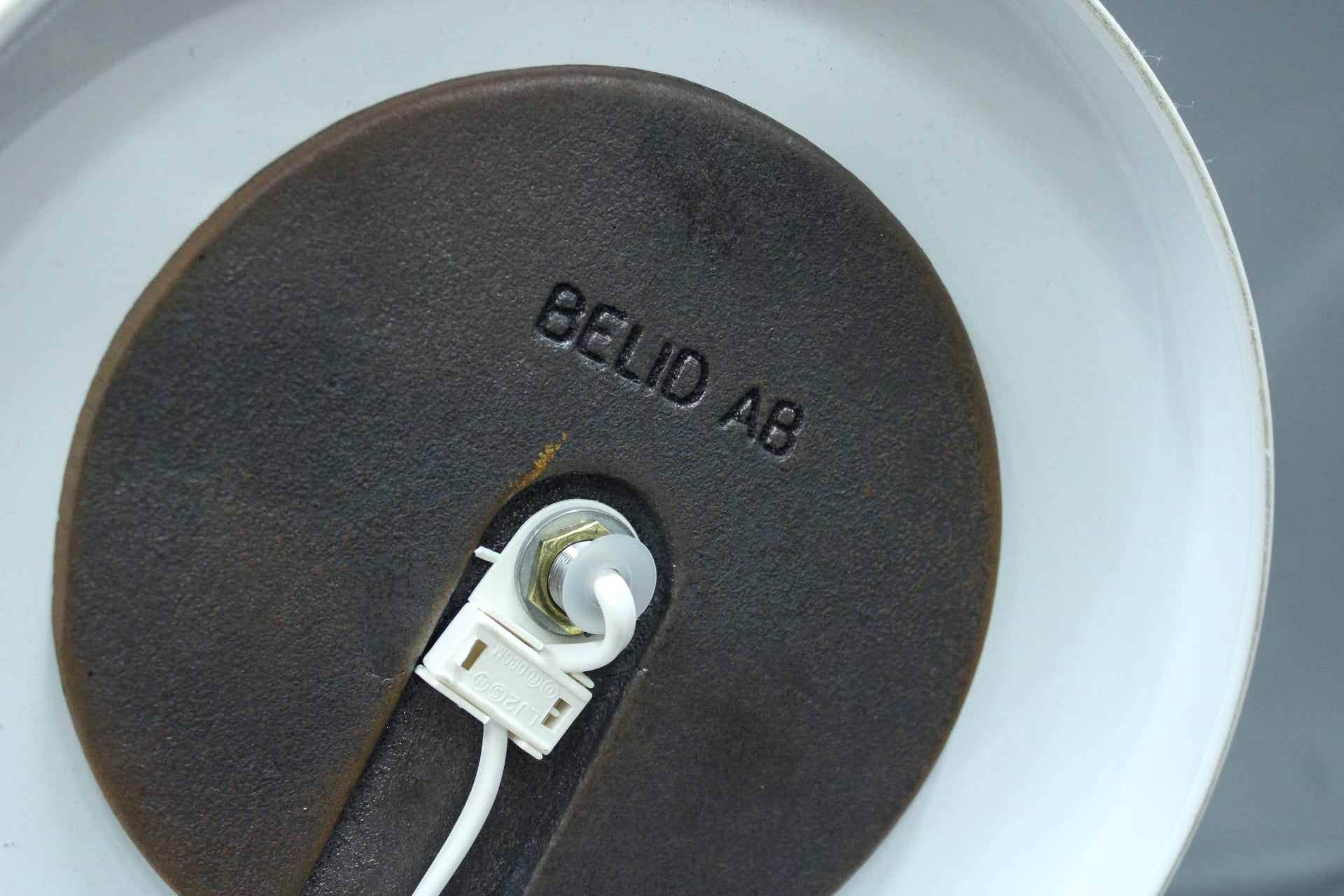 Belid AB lattiavalaisimen pohja ja valmistajan merkintä