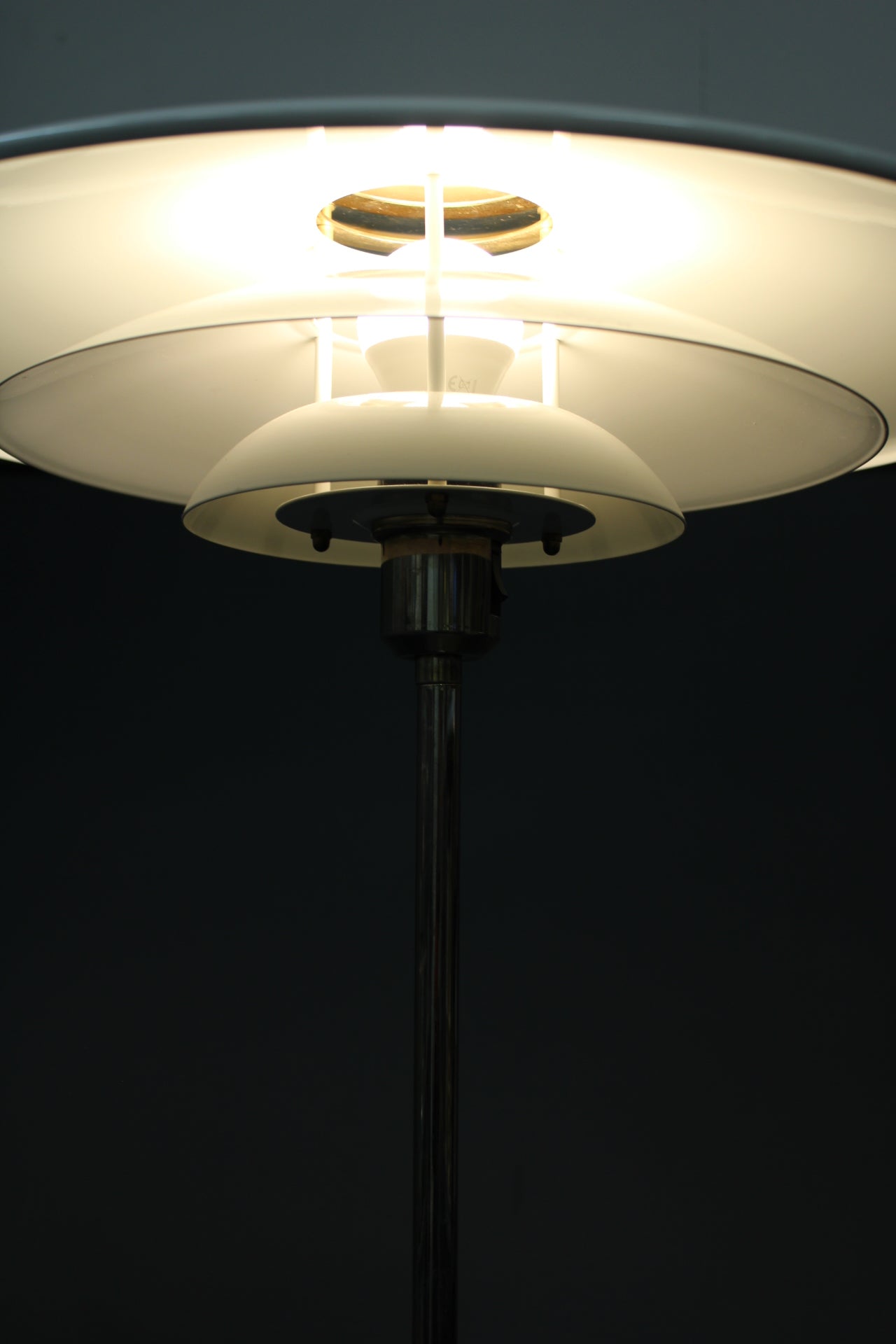 Belid AB lattiavalaisin valot päällä, metallikuvut