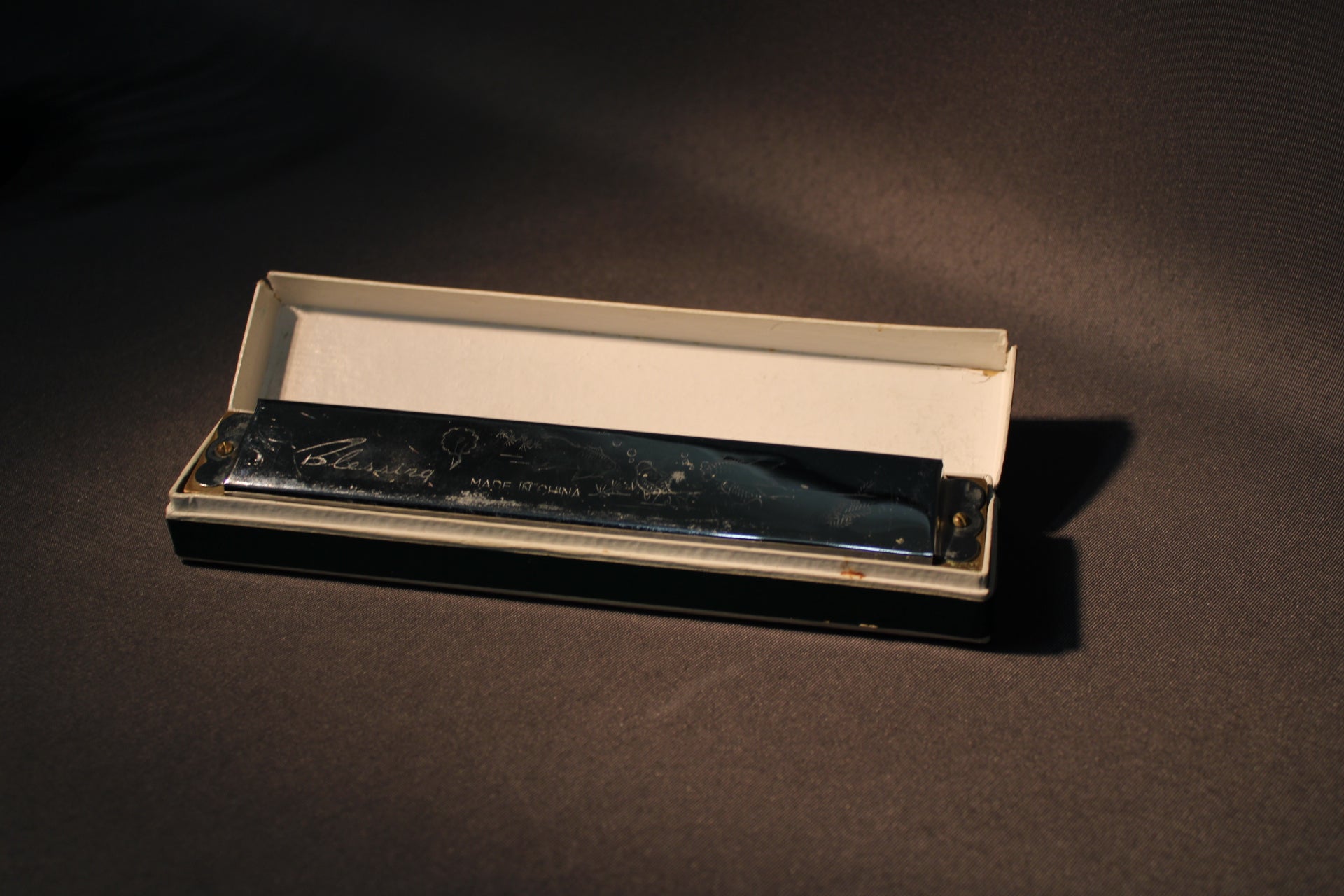 Blessing-huuliharppu pakkauksessa, kansi avattuna