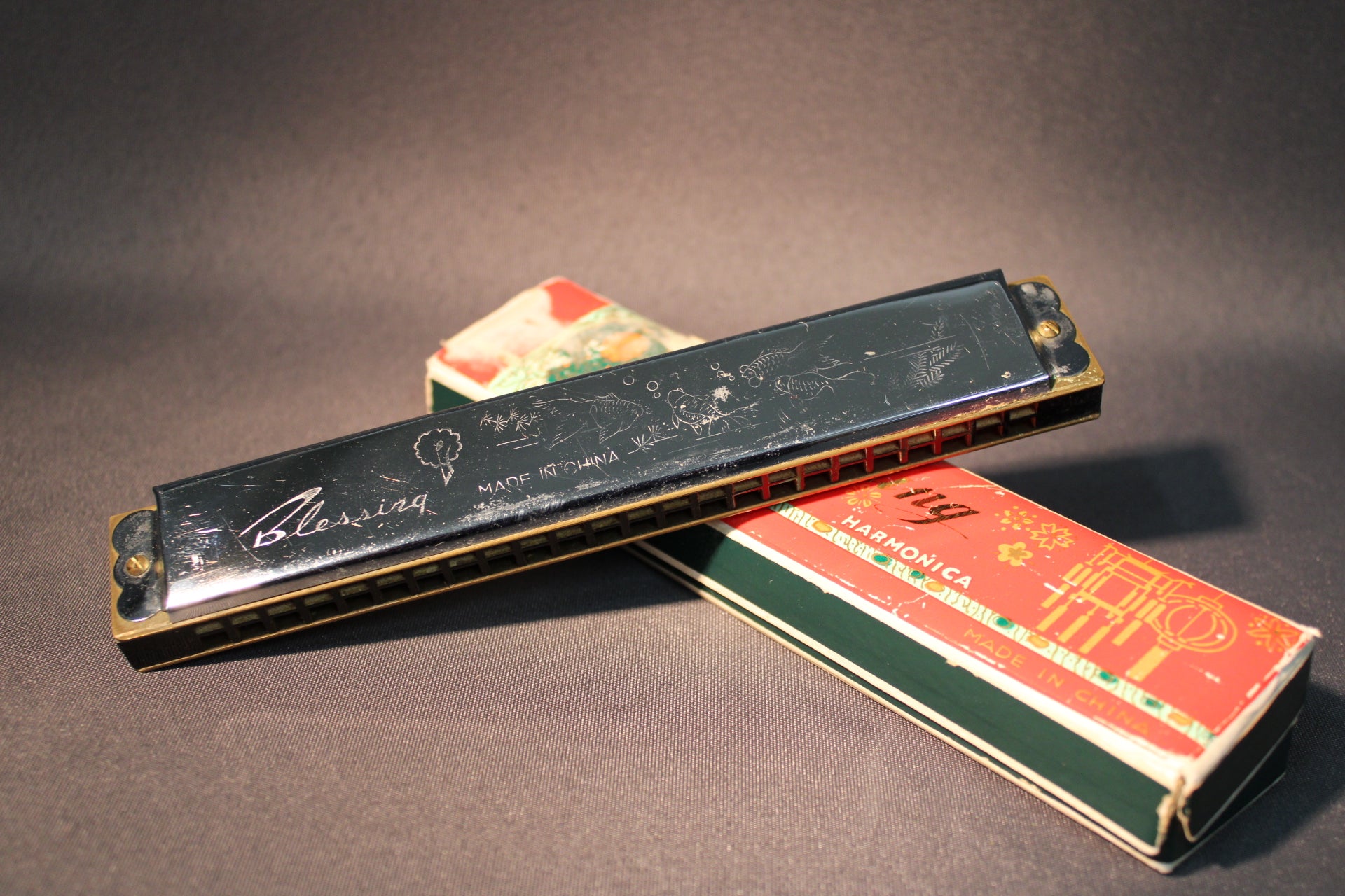 Blessing-huuliharppu ja alkuperäinen pakkaus vierekkäin