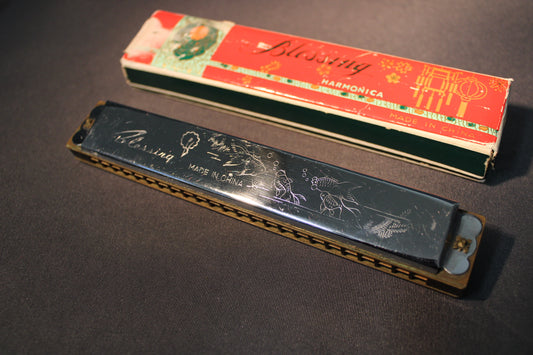 Blessing-huuliharpun kaiverrukset ja metallipinta