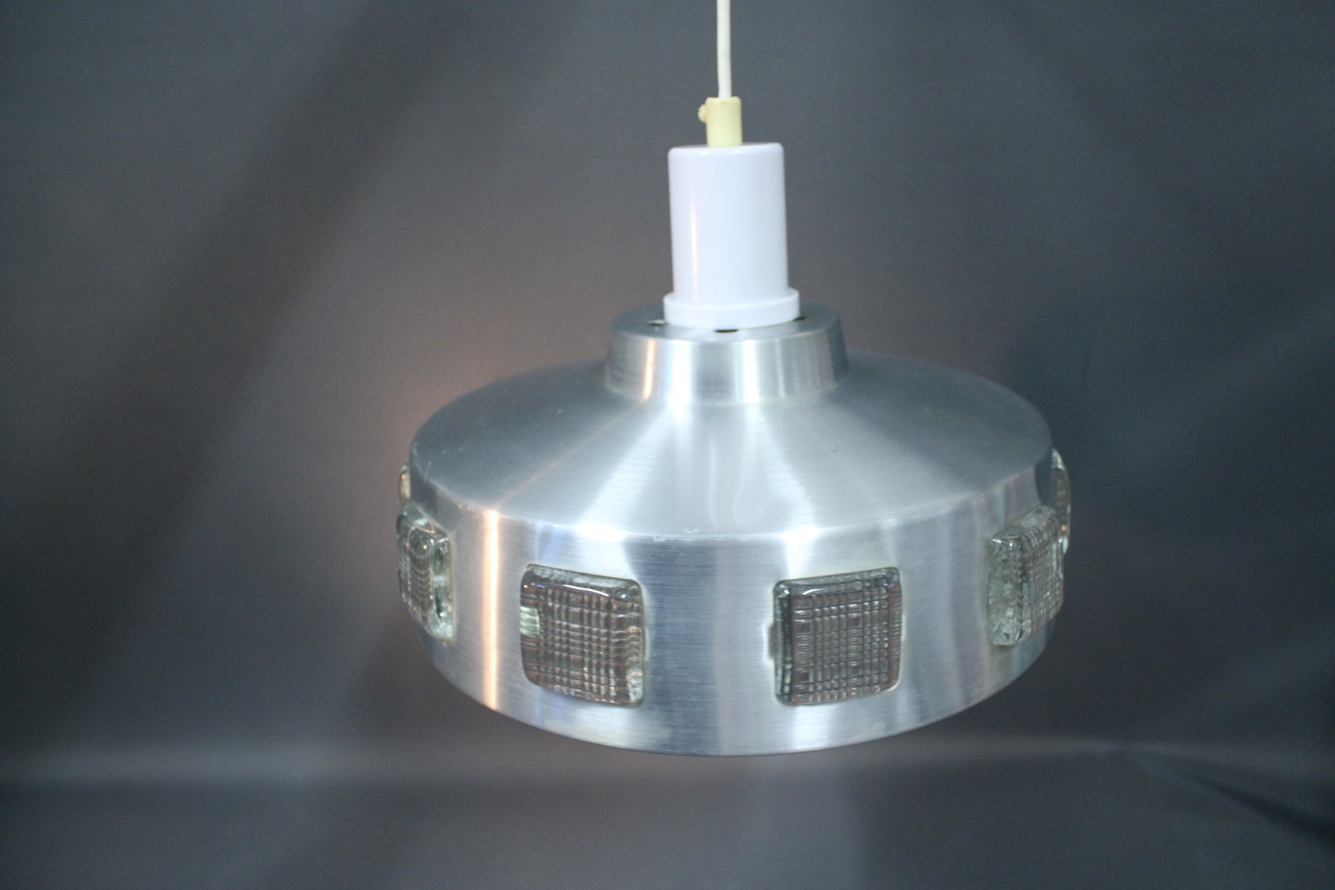 Boda riippuvalaisin harjattua alumiinia ja prässilasia, Erik Höglund ja Einar Bäckström